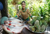 ببینید| غذای روستایی در چین؛ پخت سوپ با ماهی آب شیرین، آناناس و زنجبیل