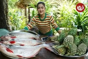 ببینید| غذای روستایی در چین؛ پخت سوپ با ماهی آب شیرین، آناناس و زنجبیل