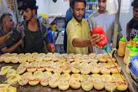 ببینید| غذای خیابانی در پاکستان؛ پخت ساندویچ برگر با تخم مرغ در کراچی