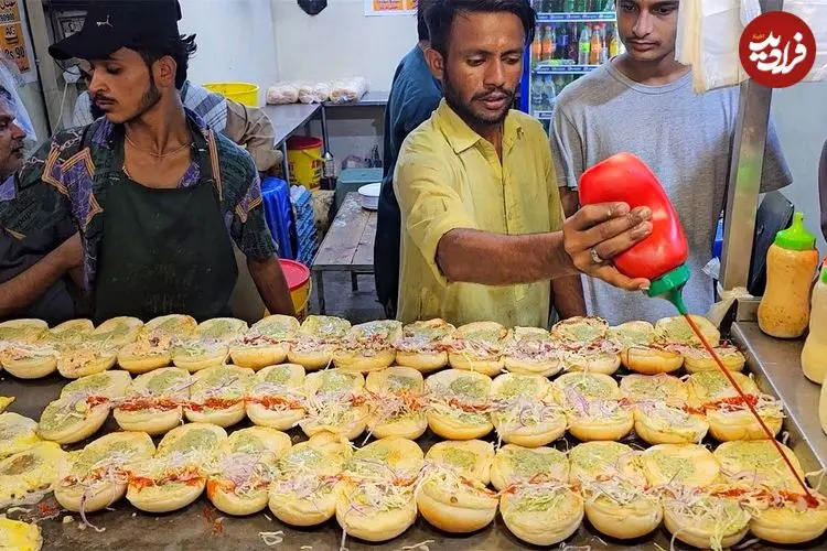 ببینید| غذای خیابانی در پاکستان؛ پخت ساندویچ برگر با تخم مرغ در کراچی