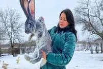 (ویدئو) غذای روستایی؛ کباب خرگوش غول پیکر توسط یک کدبانوی روستایی در اوکراین
