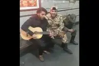(ویدئو) سرباز خوش صدا با آهنگ غم انگیزش یک سرباز دیگر را به گریه انداخت!