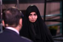 عکس؛ سفر به تاریخ؛ «نرجس، دختر سردار سلیمانی» در کنار مجسمۀ پدرش در شورای شهر تهران؛ سال 1401
