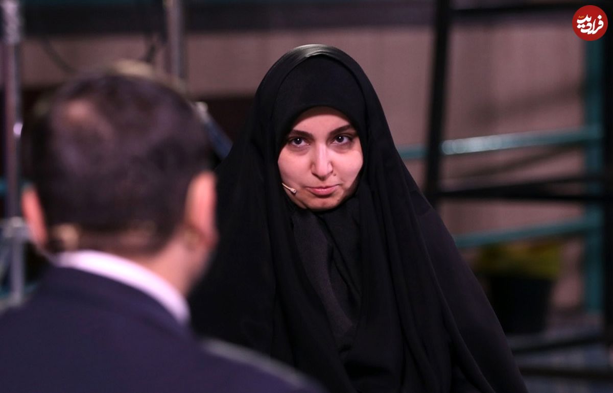 عکس؛ سفر به تاریخ؛ «نرجس، دختر سردار سلیمانی» در کنار مجسمۀ پدرش در شورای شهر تهران؛ سال 1401
