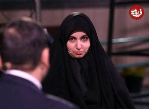 عکس؛ سفر به تاریخ؛ «نرجس، دختر سردار سلیمانی» در کنار مجسمۀ پدرش در شورای شهر تهران؛ سال 1401