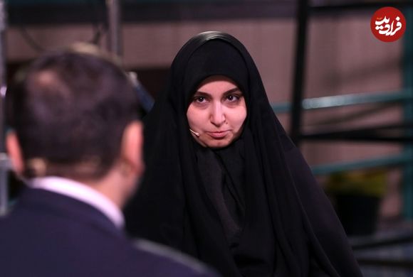 عکس؛ سفر به تاریخ؛ «نرجس، دختر سردار سلیمانی» در کنار مجسمۀ پدرش در شورای شهر تهران؛ سال 1401