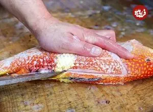ببینید| غذای خیابانی در ژاپن؛ تهیه دو نوع غذا با راس ماهی طلایی خال دار در اوکیناوا