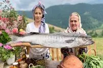 ببینید| غذای روستایی در ایران؛ پیچیدن ماهی در گِل و کباب کردن آن ر آتش