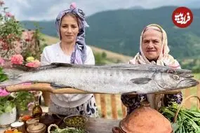 ببینید| غذای روستایی در ایران؛ پیچیدن ماهی در گِل و کباب کردن آن ر آتش