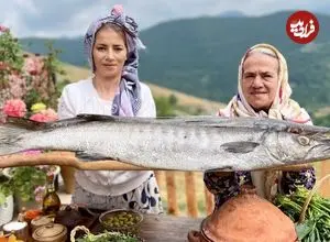ببینید| غذای روستایی در ایران؛ پیچیدن ماهی در گِل و کباب کردن آن ر آتش