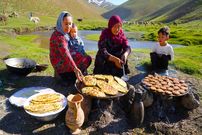 ببینید؛ غذای روستایی در افغانستان؛ پخت کوکوی مرغ کنار رودخانه