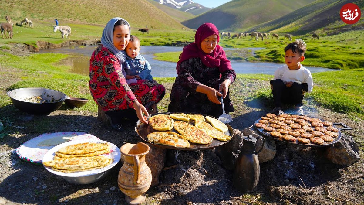 ببینید؛ غذای روستایی در افغانستان؛ پخت کوکوی مرغ کنار رودخانه