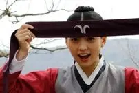 عکس| سفر زمان؛ تیپ و چهرۀ «دونگ‌یی» در پشت‌صحنۀ فیلم کره‌ای «دزدان دریایی»؛ سال 1399