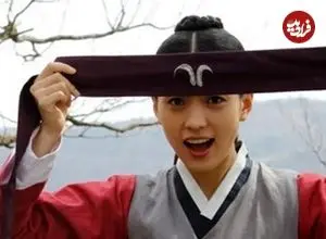 عکس| سفر زمان؛ تیپ و چهرۀ «دونگ‌یی» در پشت‌صحنۀ فیلم کره‌ای «دزدان دریایی»؛ سال 1399