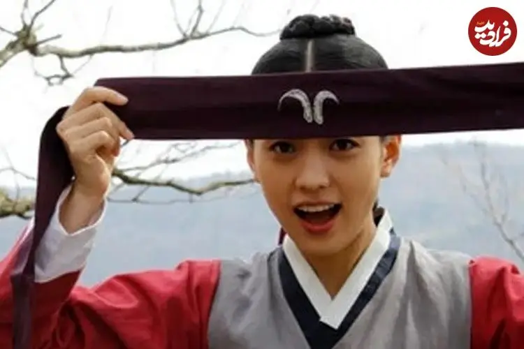 عکس| سفر زمان؛ تیپ و چهرۀ «دونگ‌یی» در پشت‌صحنۀ فیلم کره‌ای «دزدان دریایی»؛ سال 1399