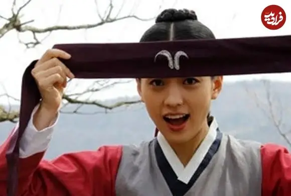 عکس| سفر زمان؛ تیپ و چهرۀ «دونگ‌یی» در پشت‌صحنۀ فیلم کره‌ای «دزدان دریایی»؛ سال 1399