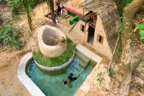 ببینید| فرآیند ساخت یک کلبه با چاه آب، استخر و اتاق بدنسازی در جنگل های کامبوج