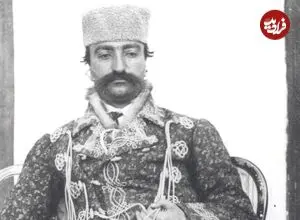 عکس| سفر زمان؛ ژست ناصرالدین شاه با کلاه اروپایی در حیاط قصر