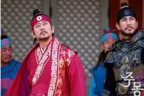 عکس| سفر زمان؛ چهرۀ «امپراتور گوموآ» در مراسم معرفی سریال «عشق پرشور»؛ 7 سال بعد از «جومونگ»