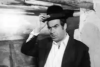 عکس| سفر در زمان؛ «ناصر ملک مطیعی» در دفتر کارش؛ دهه 80