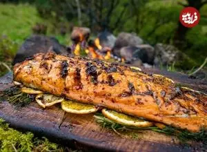 ببینید| غذای روستایی در انگلیس؛ کباب کردن ماهی سالمون روی آتش و در دل جنگل
