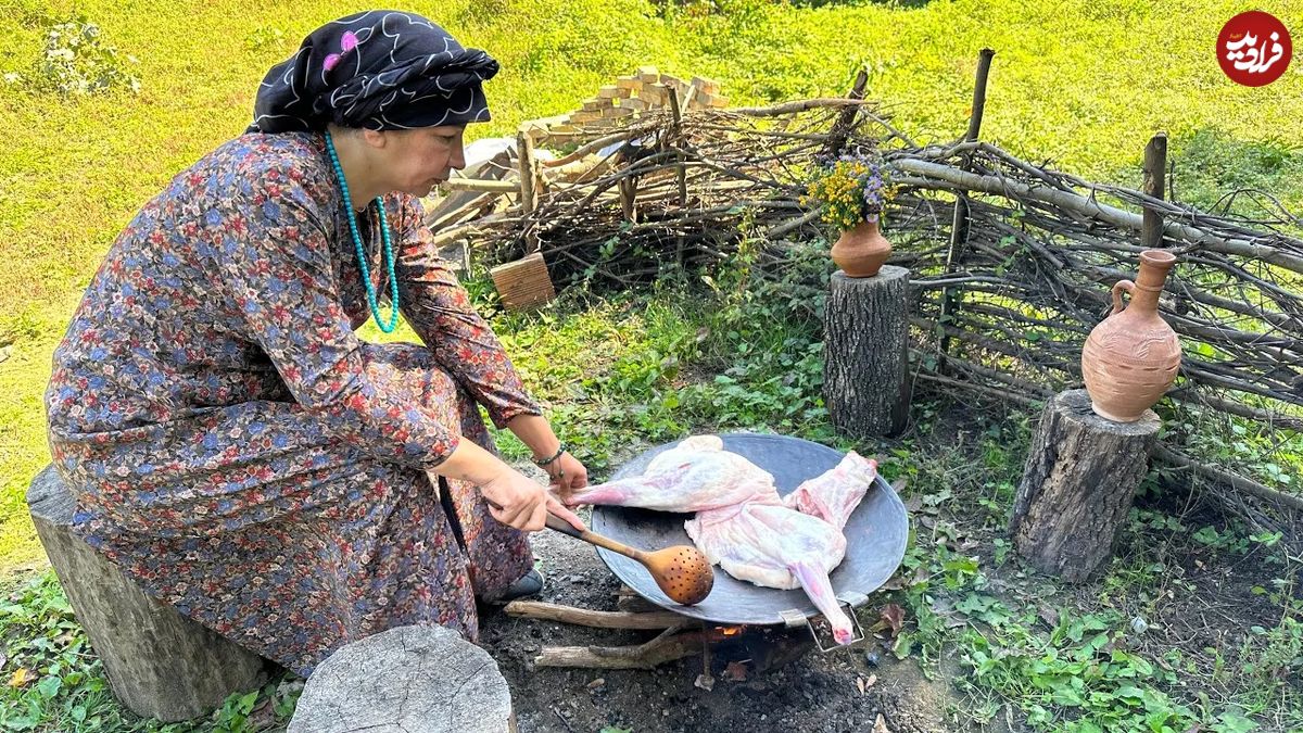 (ویدئو) ببینید که این کدبانوی سوادکوهی چگونه با گوشت بره و کرفس غذا طبخ می کند