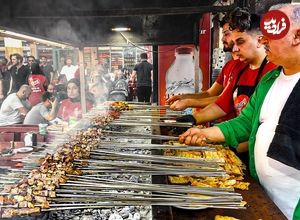 (ویدئو) غذای خیابانی در استانبول؛ تهیه و سرو 1500 سیخ جگر و کباب کوبیده