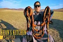 (ویدئو) غذای روستایی؛ تهیه و پخت سوسیس خون سنتی توسط چوپان مغولستانی