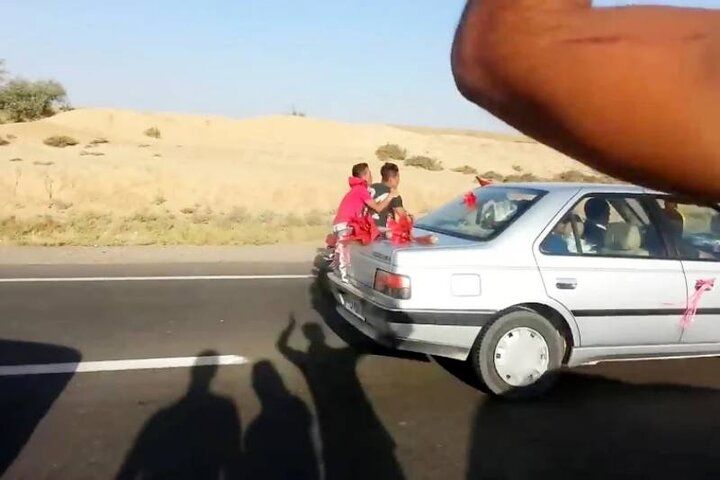 (ویدئو) تصادف وحشتناک دو جوان موتورسوار با یک تریلی در عروس‌کشان!