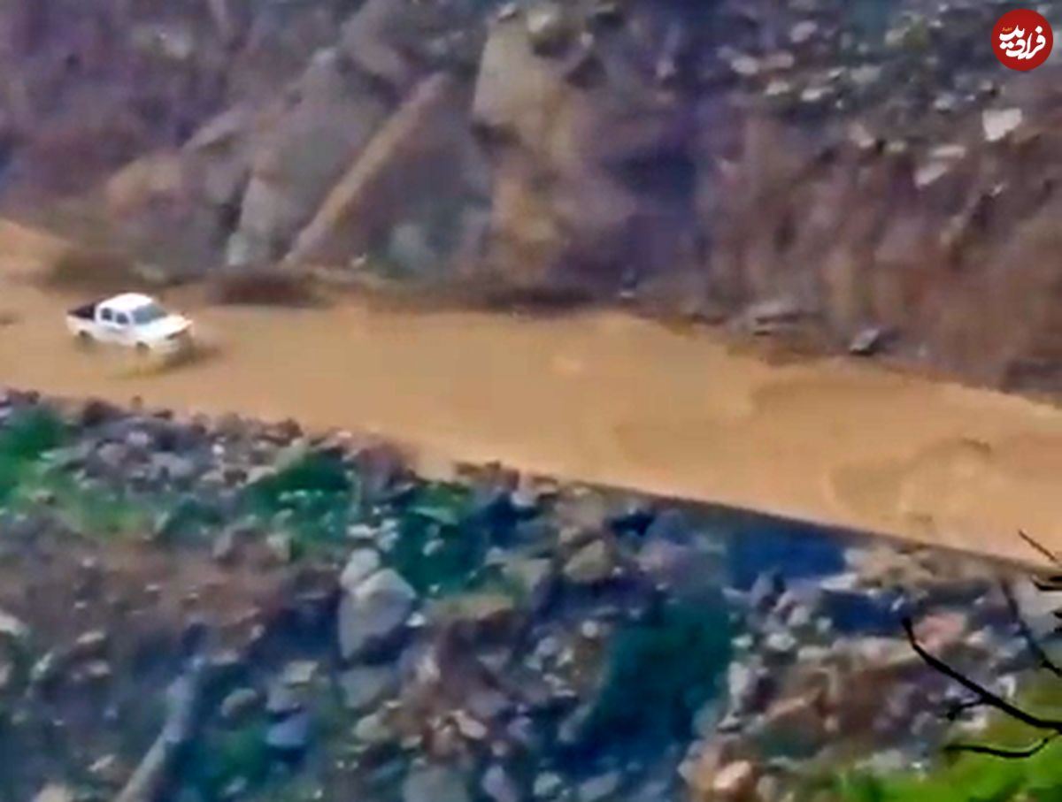(ویدیو) رانندگی دیوانه‌وار یک لندکروز در دل سیلاب مهیب جاده چالوس