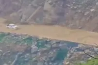 (ویدیو) رانندگی دیوانه‌وار یک لندکروز در دل سیلاب مهیب جاده چالوس