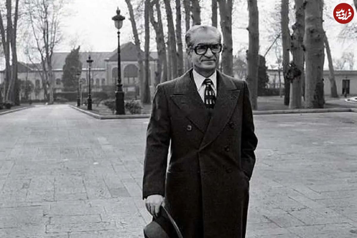 سفر در زمان؛ یادداشتهای علم، سهشنبه ۱۷ بهمن ۱۳۵۱: این سوءقصد به شاه که سه گلوله لب، کلاه و پشت وی را خراشید و آسیبی نرساند، باید از معجزات دنیا ثبت شود
