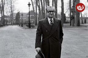 سفر در زمان؛ یادداشت‌های علم، سه‌شنبه ۱۷ بهمن ۱۳۵۱: این سوءقصد به شاه که سه گلوله لب، کلاه و پشت وی را خراشید و آسیبی نرساند، باید از معجزات دنیا ثبت شود