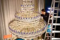 ببینید| فرآیند دیدنی تولید لوسترهای کریستالی لوکس در چین