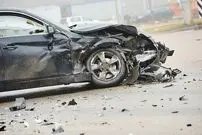 ( ویدیو) سبقت فاجعه‌بار سر پیچ؛ سرشاخ خودروی سواری با کامیون!