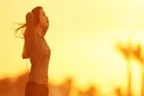 اگر می‌خواهید آدم خوشحال‌تری شوید این ۹ کار را هر صبح انجام دهید
