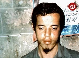 عکس؛ سفر در زمان؛ «حسن باقری» در کنار 8 همرزم اش زیر یک نخل در جبهه جنوب؛ دهه 60