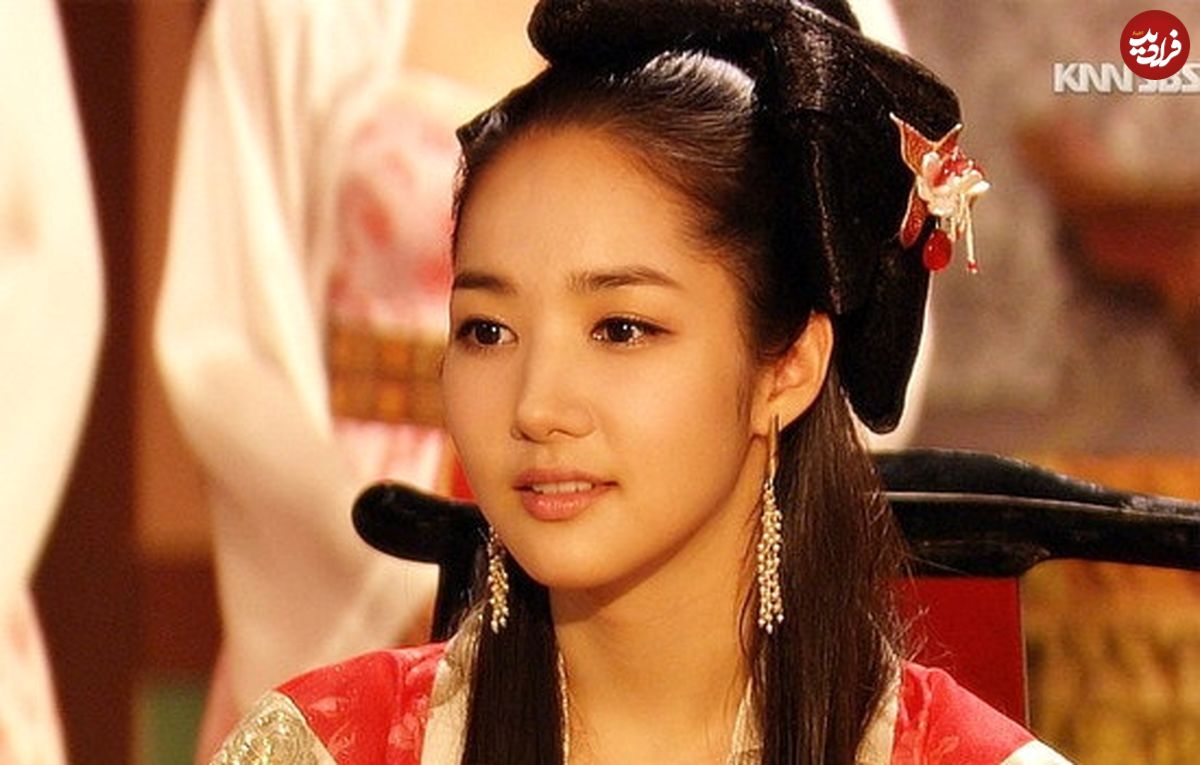 عکس| سفر زمان؛ «پرنسس لاهی» در حال پول گذاشتن در «دهان خوک» در پشت‌صحنه «جومونگ 3»