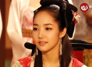 عکس| سفر زمان؛ «پرنسس لاهی» در حال پول گذاشتن در «دهان خوک» در پشت‌صحنه «جومونگ 3»