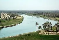 عکس| سفر زمان؛ مرد عراقی با قایق سنتی در رودخانۀ دجله؛ 95 سال قبل