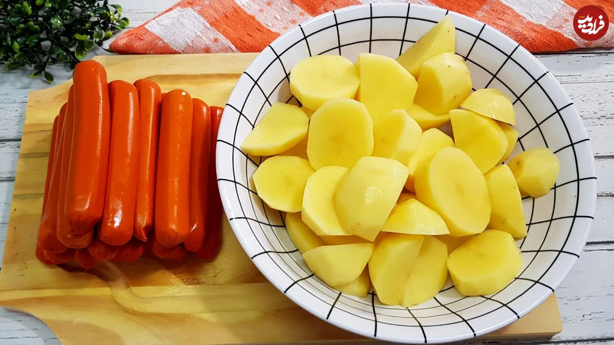 (ویدئو) نحوه پخت یک غذای برزیلی ارزان و خوشمزه با سوسیس و سیب زمینی