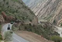 عکس| سفر زمان؛ خودروی قدیمی در حال عبور از یک دره در لرستان؛ سال 1311