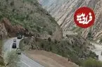 عکس| سفر زمان؛ خودروی قدیمی در حال عبور از یک دره در لرستان؛ سال 1311
