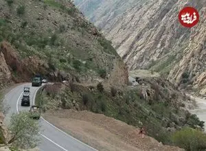 عکس| سفر زمان؛ خودروی قدیمی در حال عبور از یک دره در لرستان؛ سال 1311