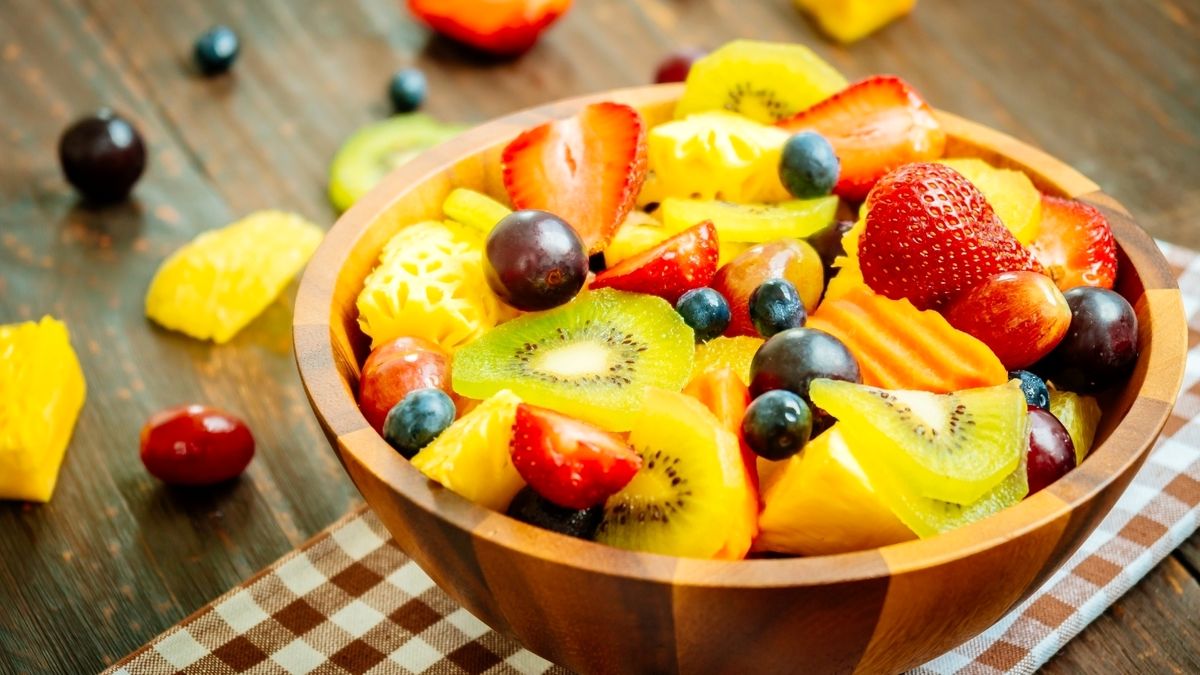 خوردن میوه بعد از غذا بهتر است یا قبل از آن؟
