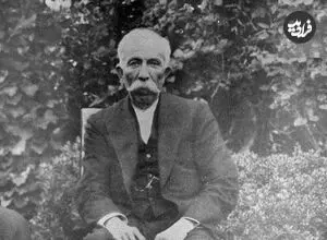 عکس| سفر زمان؛ «حسن مستوفی الممالک»، نخست وزیر دوره قاجار در کنار عده ای از رجال