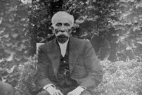 عکس| سفر زمان؛ «حسن مستوفی الممالک»، نخست وزیر دوره قاجار در کنار عده ای از رجال