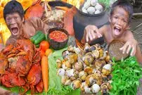 ببینید؛ غذای روستایی در اندونزی؛ پخت غذاهای عجیب با خرچنگ و تخم اردک