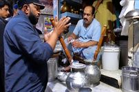 ببینید؛ غذای خیابانی در پاکستان؛ تهیه نوشیدنی سنتی لاسی در پیشاور 