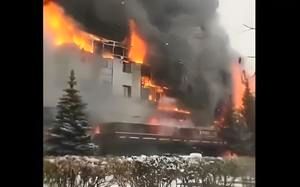 (ویدئو) لحظه وقوع آتش‌سوزی مهیب در هتلی در روسیه